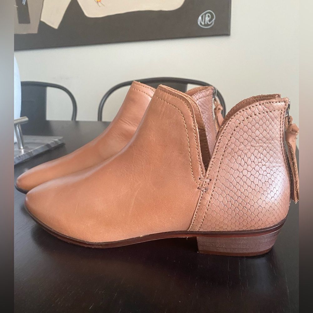 NWOB Reaction Kenneth Cole Loop Hoop Ankle Booties Size 10M Tan Leather